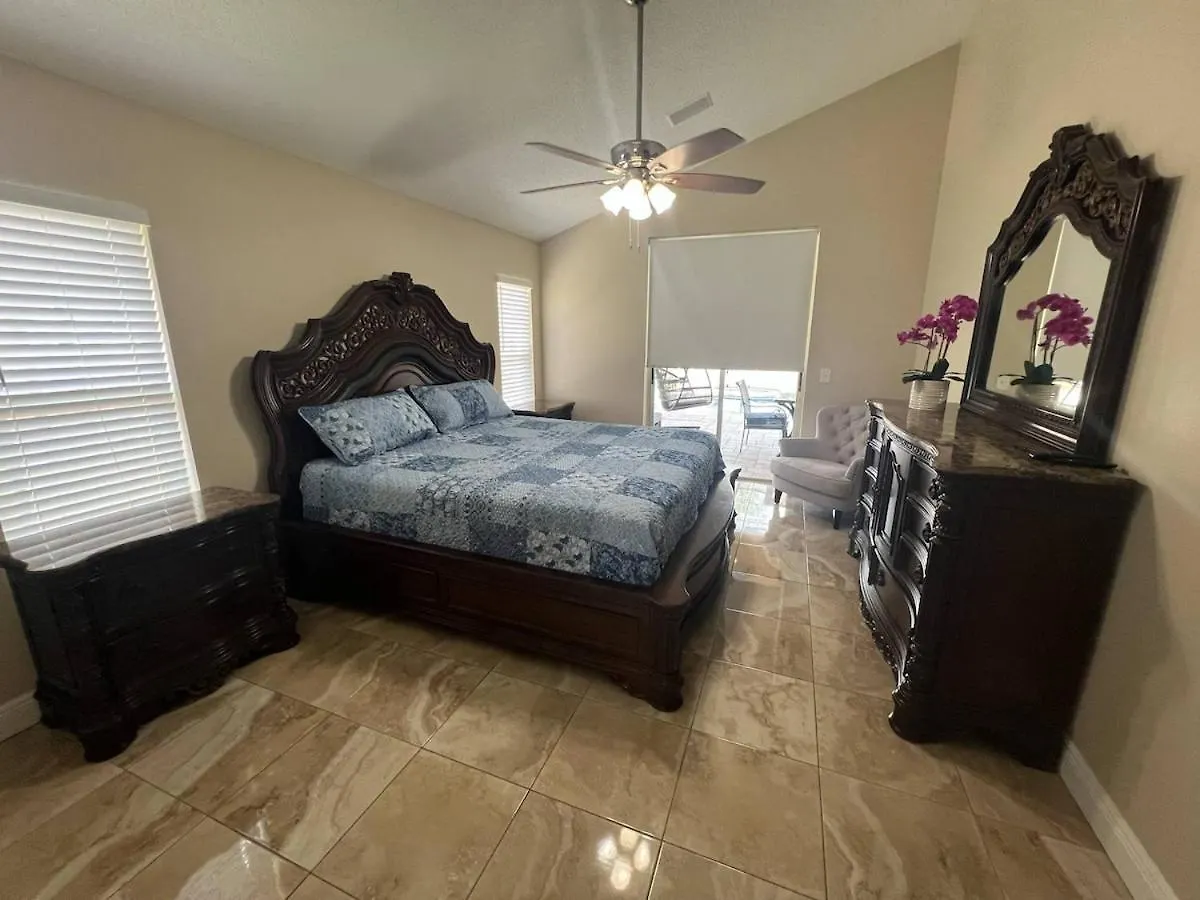 Traditional Home In Tampa Feriehus